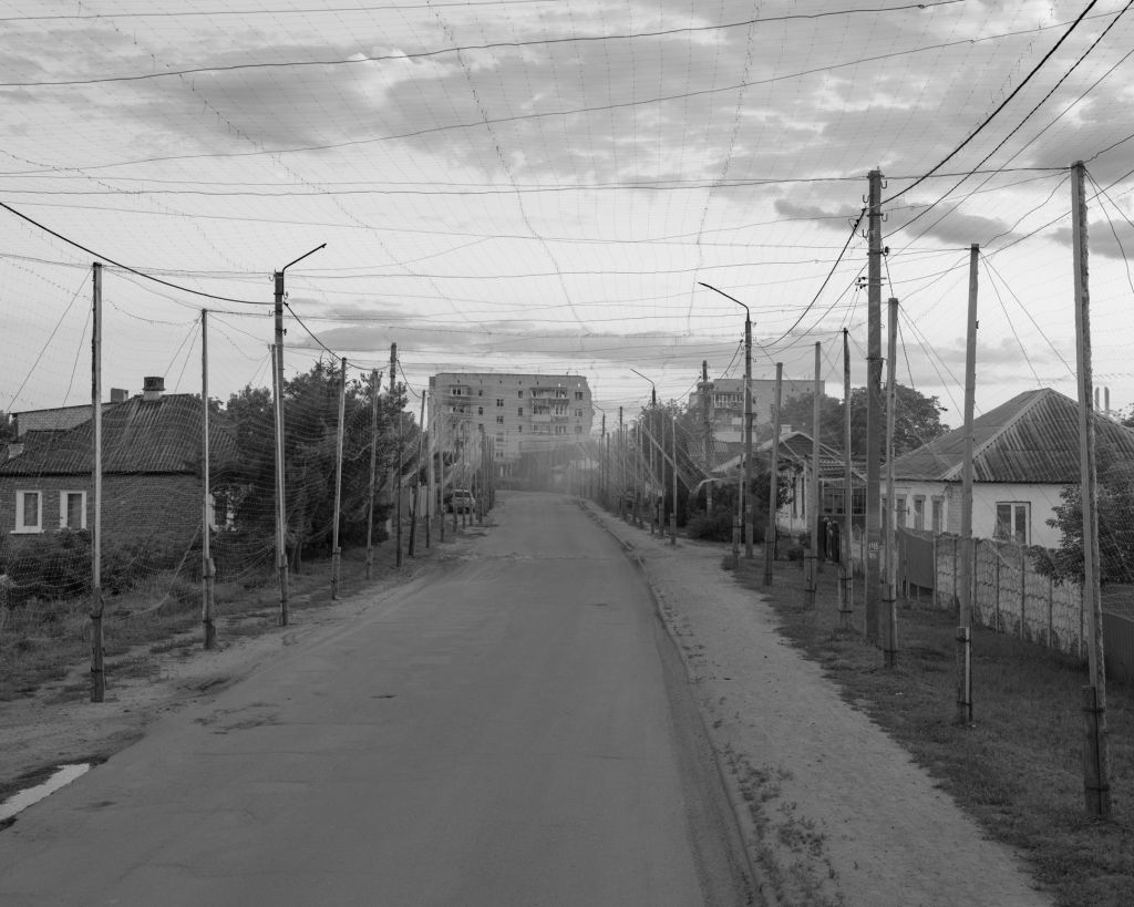 Schutznetze über einer Strasse in der Ostukraine