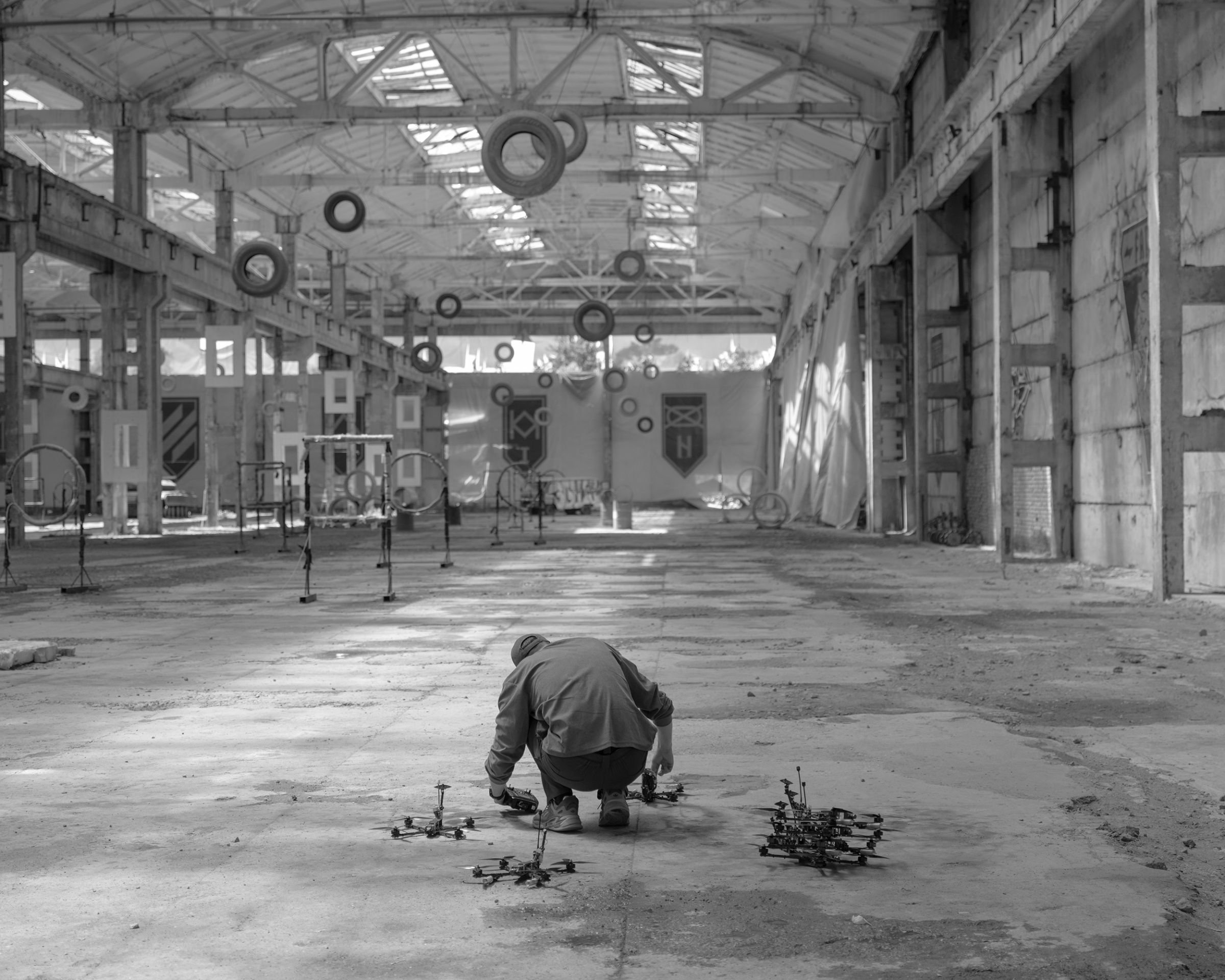 Trainingsparcours für Drohnen in einer Halle