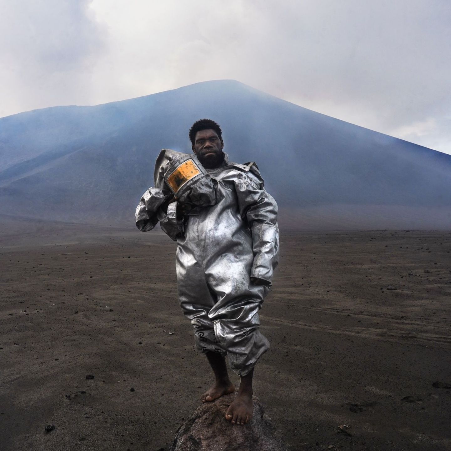 Phillip Yamah vor einem Vulkan auf Vanuatu
